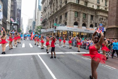 Porto Riko Günü Geçit Töreni 'ni New York City sokaklarında kutlayan kalabalık.