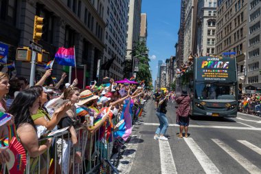 New York 'taki Onur Yürüyüşü' nde bir sürü genç insan var.