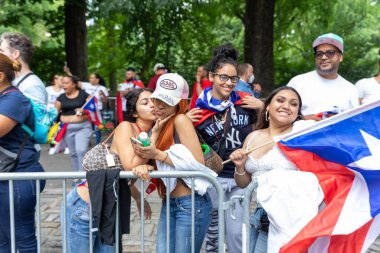Porto Riko Günü Geçit Töreni 'ni New York City sokaklarında kutlayan kalabalık.