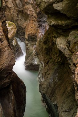 Almanya, Oberstdorf yakınlarındaki Breitachklamm 'da kayalık bir akarsuyun dikey çekimi
