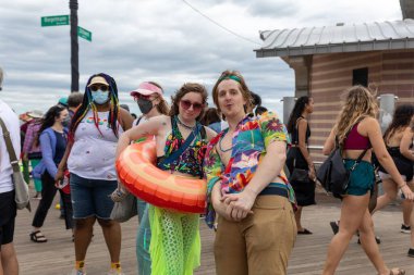 Brooklyn sokaklarındaki kalabalık Coney Adası Deniz Kızı Geçidi 'nin 40. yıldönümünü kutluyor.