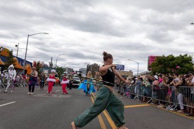 Bulutlu bir sabahta ünlü Coney Adası Denizkızı Geçidi
