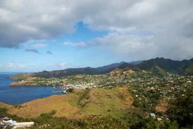 Karayip Denizi yakınlarındaki Saint Lucia adasının panoramik manzarası