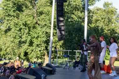 Prospect Park Brooklyn 'deki 13. Geleneksel Haziran kutlamasında bir şarkıcının yakın plan çekimi.