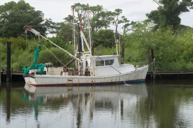 Kıyıdan ayrılmaya hazır bir balıkçı teknesi.