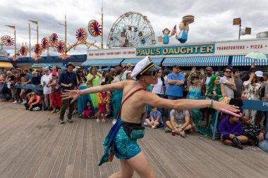 Brooklyn sokaklarındaki kalabalık Coney Adası Deniz Kızı Geçidi 'nin 40. yıldönümünü kutluyor.