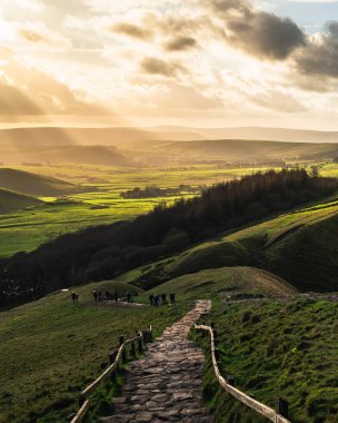 İngiltere 'deki Peak District Ulusal Parkı' nda Mam Tor üzerinde altın saat ve gün doğumu
