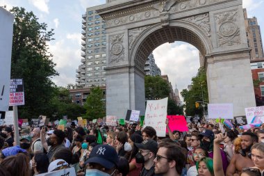 Yüksek Mahkeme Roe ve Wade 'in davasını bozduktan sonra insanlar New York' ta protesto ediyor.
