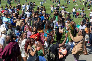 Güneşli bir günde Prospect Park Brooklyn 'de düzenlenen 13. Haziran kutlamasında bir kalabalık.