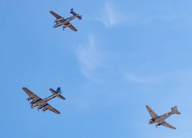 Luke Hava Üssü, Arizona 'da Zafer Günü onuruna B17 B25 C47 uçağının manzaralı görüntüsü.