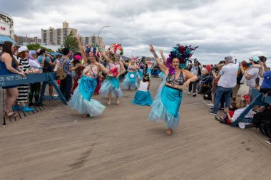 Deniz kızı kostümlü bir grup kadın Coney Adası 'ndaki 40. Geleneksel Denizkızı Geçidi' nde dans ediyor.