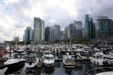 Coal Harbour, Vancouver, British Columbia, Kanada 'daki yatlar ve yelkenliler.