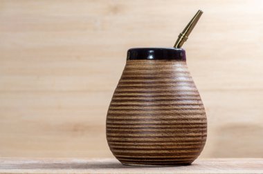 Ahşap bir arka planda seramik bir kavanozun yakın plan çekimi.