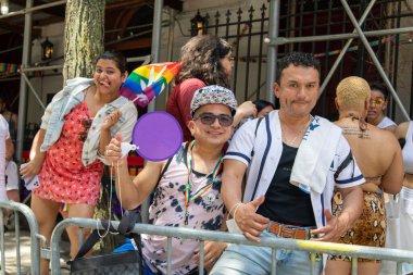 New York City, ABD 'de 2021 sayılı Onur Yürüyüşü' nü kutlayan insanlar