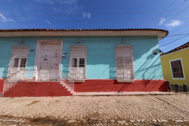 Renkli binaları ve kaldırımlı caddeleri olan Trinidad, Küba 'nın güzel bir koloni manzarası.