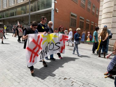 Sokaklarda sosyal talepleri protesto eden bir kalabalık