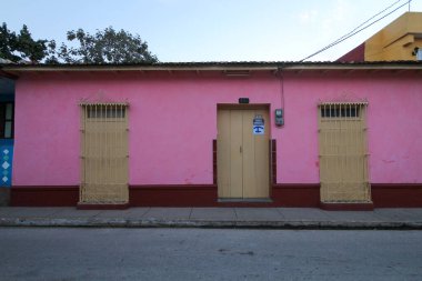 Trinidad 'da mavi gökyüzünün altındaki renkli bir binanın güzel manzarası.