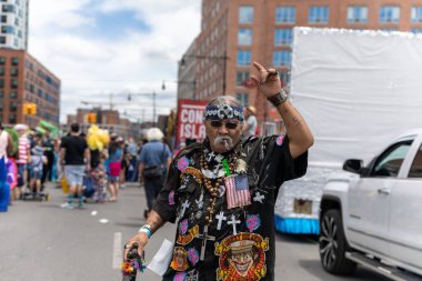Coney Adası 'ndaki 40. Geleneksel Denizkızı Geçidi için giyinmiş yaşlı havalı bir adamın yakın çekimi.