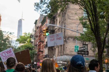 Roe ve Wade davasının devrilmesi sonrasında New York Foley Meydanı 'na yürüyen mukavva tabelalı bir grup protestocu