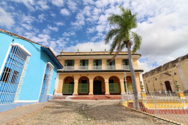Renkli binaları ve kaldırımlı caddeleri olan Trinidad, Küba 'nın güzel bir koloni manzarası.