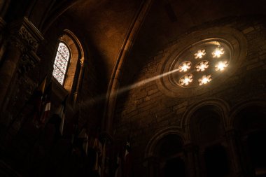 Eski bir kilise penceresinden bir ışık geliyor.