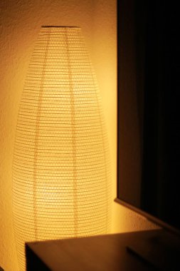 Odanın köşesindeki lambanın dikey görüntüsü.