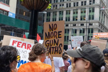 Silahları protesto eden büyük bir kalabalık. Brooklyn 'deki Cadman Plaza' dan Brooklyn Köprüsü üzerinden New York 'a yürüyorum.