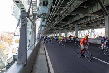 Brooklyn, ABD 'deki Beş Boro Bisiklet Turu' na katılan motorcuların yakın çekim görüntüleri.