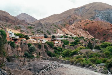Çıplak dağlardaki kırsal evlerin güzel manzarası