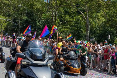 New York City, ABD 'de 2022 sayılı Onur Yürüyüşü' nü kutlayan insanlar