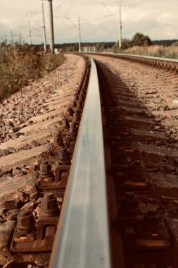 Uzağa giden bir demiryolunun dikey çekimi.