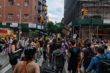 Roe ve Wade davasının devrilmesi sonrasında New York Foley Meydanı 'na yürüyen mukavva tabelalı bir grup protestocu