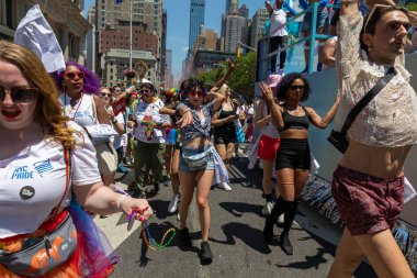 New York City, ABD 'de 2022 sayılı Onur Yürüyüşü' nü kutlayan insanlar