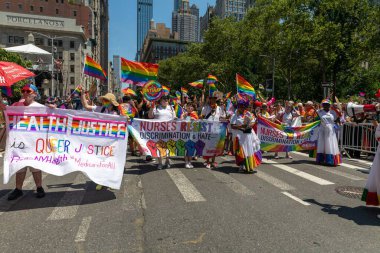 New York City, ABD 'de 2022 sayılı Onur Yürüyüşü' nü kutlayan insanlar