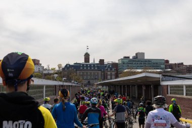 Motosikletlilerin Staten Island, ABD 'deki Beş Boro Bisiklet turuna katıldığı yakın çekim.