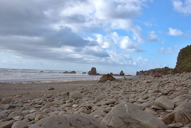 Yeni Zelanda 'daki batı sahili üzerinde bulutlu bir gökyüzü