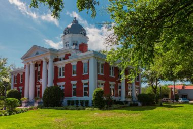 Dade City, Florida 'daki Doğu Pasco Adliyesi' nin kırmızı beyaz binası.