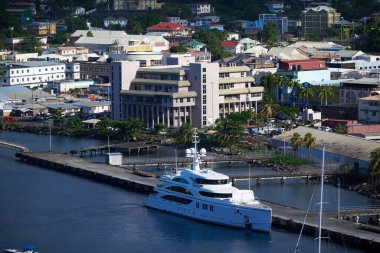 Şehrin yakınındaki limanda güzel bir yüksek açılı yat manzarası.