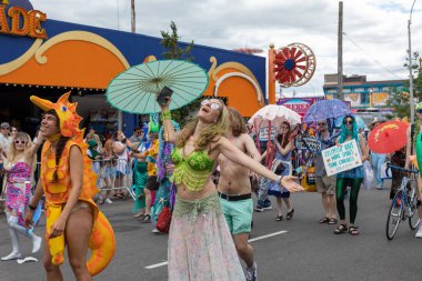 Brooklyn sokaklarındaki kalabalık Coney Adası Deniz Kızı Geçidi 'nin 40. yıldönümünü kutluyor.