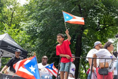 Manhattan sokaklarındaki kalabalık Porto Riko Günü Geçidi 'ni kutluyor.