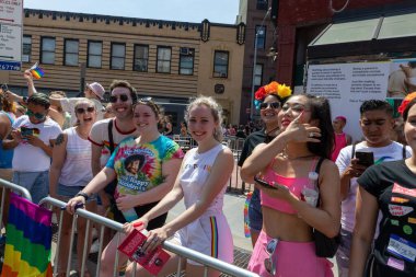 New York City, ABD 'de 2022 sayılı Onur Yürüyüşü' nü kutlayan insanlar