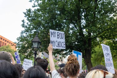 Yüksek Mahkeme Roe ve Wade 'in davasını bozduktan sonra insanlar New York' ta protesto ediyor.
