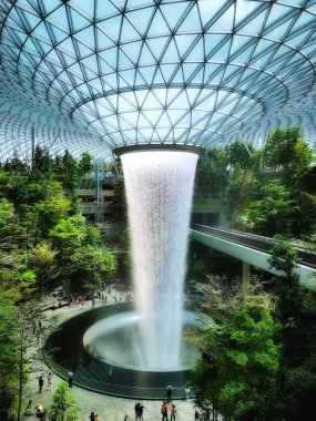 Singapur Changi Havaalanı 'ndaki The Jewel' da dünyanın en yüksek kapalı şelalesinin dikey görüntüsü.