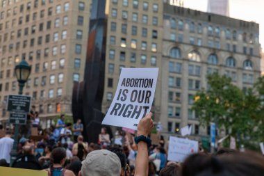 Washington Square Park 'ta yürüyüş yapan protestocular, Anayasa Mahkemesi' nin Roe v. Wade davasını bozmasının ardından...
