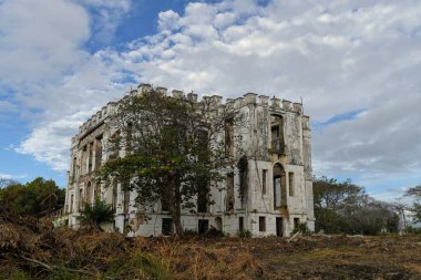 Düşük açılı, karamsar, karanlık çekim. Beşinci dağ, Rusya 'da hayat veren Üçlemeci' nin kilisesidir.