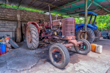 Kırsal bölgedeki bir garajda traktör.
