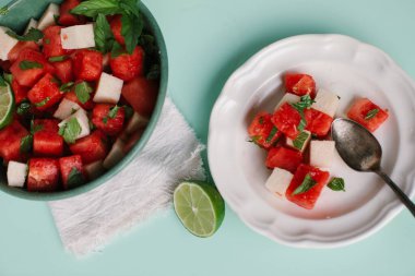 Kasede karpuz salatası ve yakın bir tabağın üst görüntüsü.