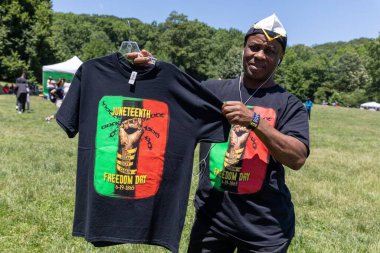 Prospect Park Brooklyn 'deki 13. Haziran kutlamasında tişörtlü bir adam.