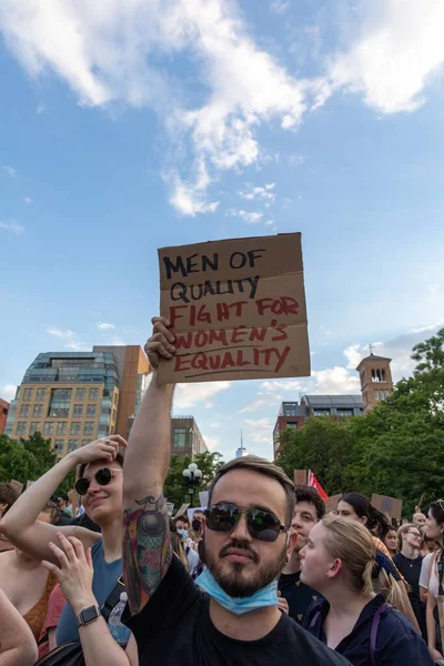 Protestocular, Anayasa Mahkemesi 'nin ABD' nin NYC eyaletindeki Washington Square Park 'ta Roe V. Wade' i devirmesinin ardından vücut özgürlüğüyle ilgili mukavva tabelalar tutuyorlar.