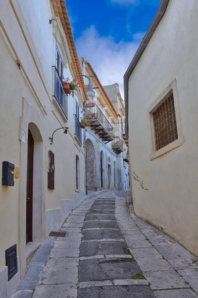 Ένας Στενός Δρόμος Στην Παλιά Πόλη Της Μόντικα Στη Σικελία — Φωτογραφία Αρχείου